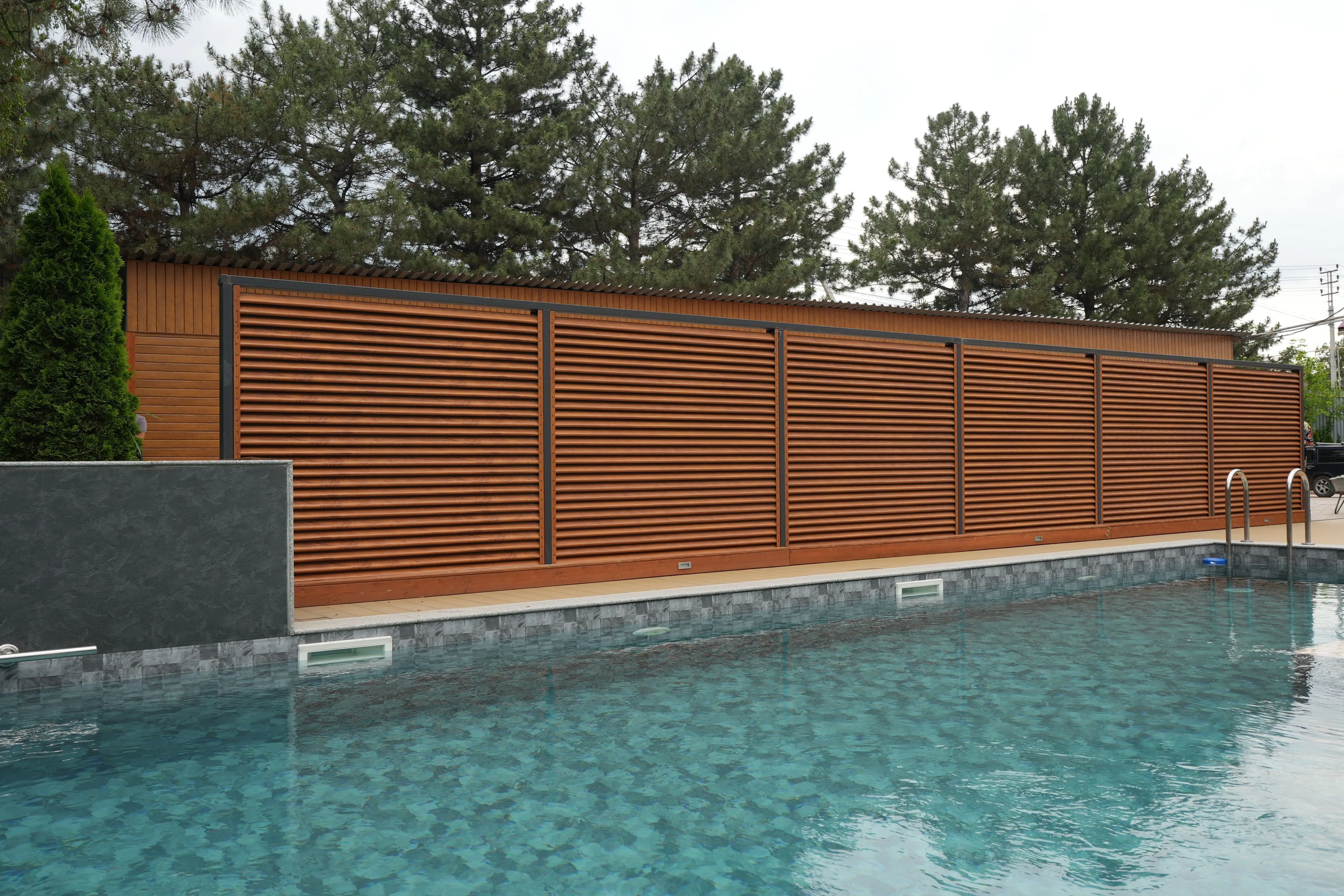 Забор-жалюзи СИММЕТРИКА, частный дом с бассейном, Алматы, 2024.06