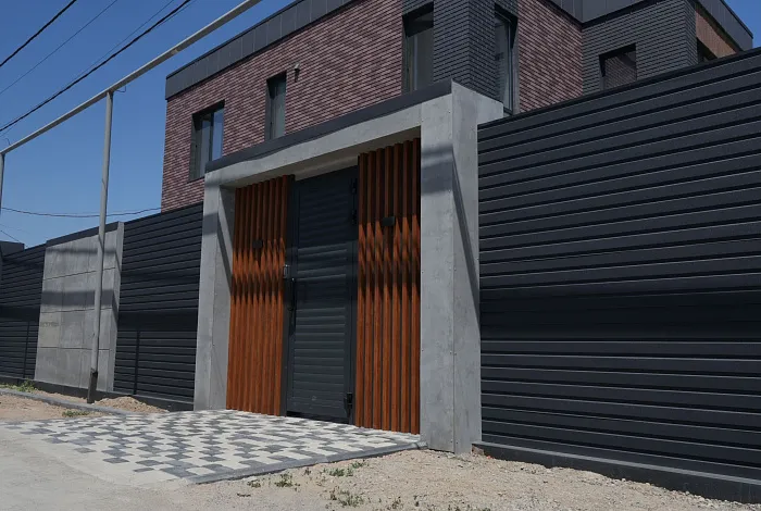 Дизайнерские панели для забора ORMAN и металлосайдинг APROFIL, частный дом, г. Алматы, 2025