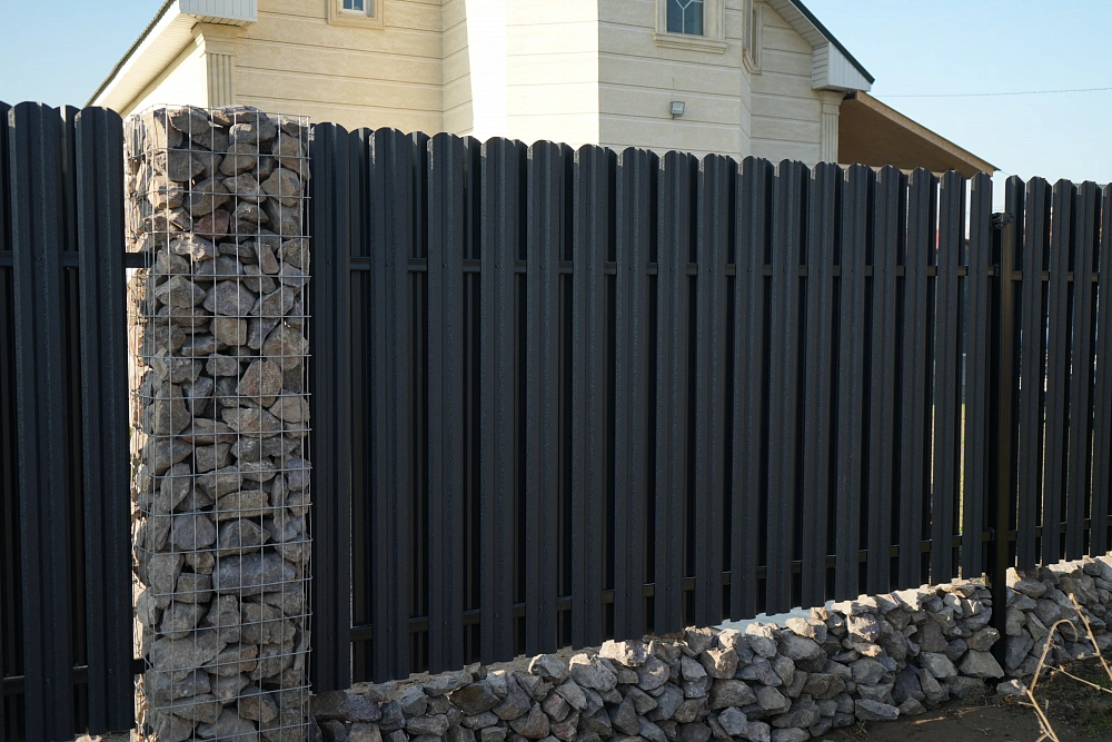 Современные заборы для домов в условиях казахского климата